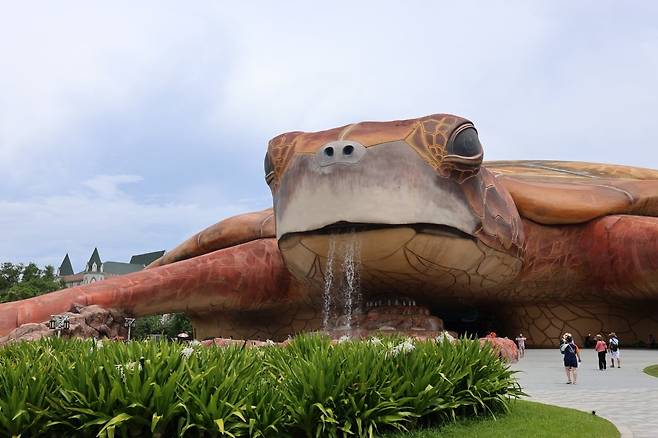 빈원더스 내 아쿠아리움 입구, 거대한 거북이 모양의 건물.