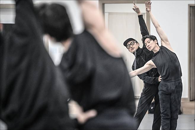 Choreographer Joo Jae-man (left) is seen at a rehearsal for Seoul Metropolitan Ballet's "A Midsummer Night's Dream." (Sejong Center for the Performing Arts)