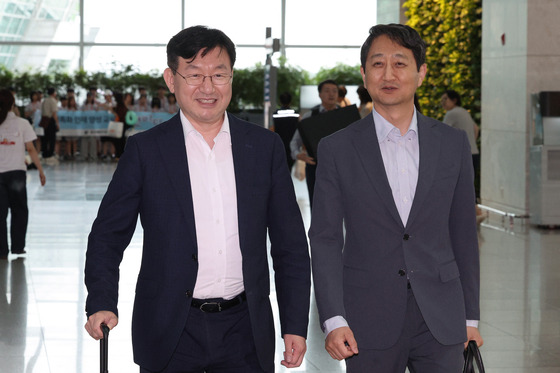 Sung Tae-yoon, left, presidential chief of staff for policy, and Industry Minister Ahn Duk-geun walk through Incheon International Airport’s Terminal 1 ahead of departing for the Czech Republic on Tuesday as special envoys to President Yoon Suk Yeol. They are expected to discuss follow-up measures after the Czech government named Korea as the preferred bidder for a major nuclear power plant project in Dukovany. [NEWS1]