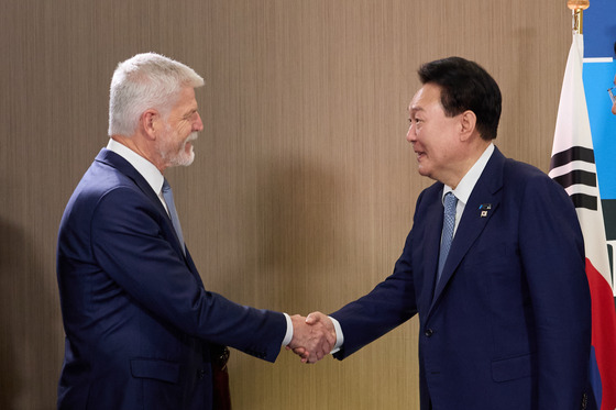 Korean President Yoon Suk Yeol, right, shakes hands with Czech President Petr Pavel during bilateral talks in Washington on July 10 on the margins of the North Atlantic Treaty Organization summit. [PRESIDENTIAL OFFICE]