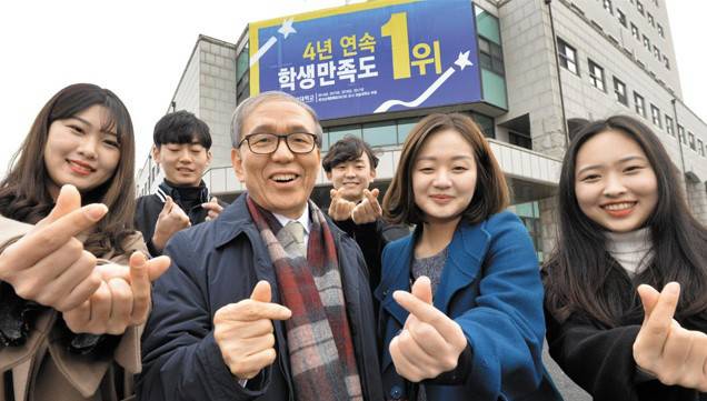 윤여표(왼쪽 두 번째) 전 충북대 총장이 총장 재임 시절 학생들과 기념촬영을 하고 있다.