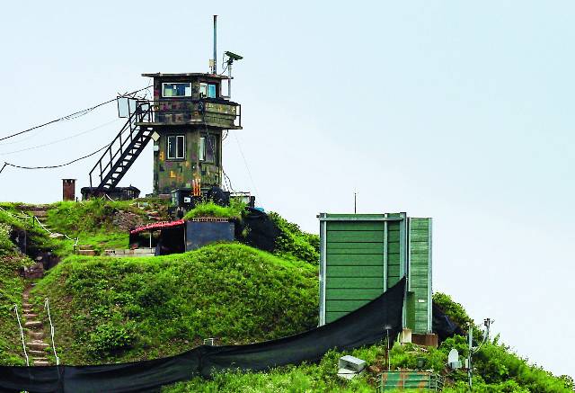우리 군이 북한의 오물풍선 살포에 대응해 모든 전선에서 대북 확성기 방송을 전면 시행한 21일 경기도 파주시 접경지역에 고정형 확성기로 추정되는 구조물이 설치돼 있다. 뉴시스
