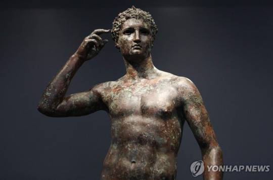 미국 로스앤젤레스에 있는 게티 미술관이 소장한 고대 조각상 '승리의 청년'상. [AFP 연합뉴스 자료사진]