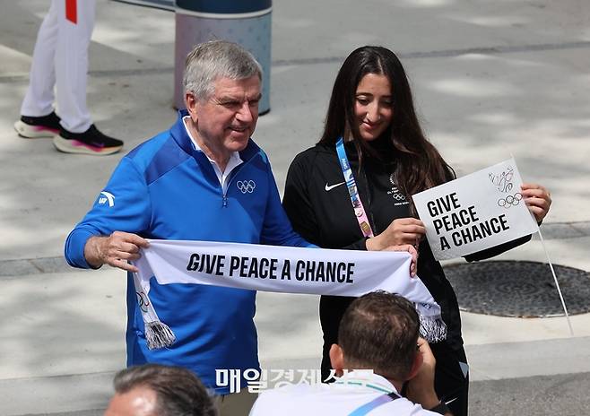 2024파리올림픽 개막을 나흘 앞둔 22일(현지시간) 파리 외곽 생드니에 위치한 올림픽 선수촌에서 열린 ‘평화를 위한 선수들의 외침’ 행사에 참석한 토마스 바흐 IOC 위원장이 행사에 참석한 선수와 ‘Give peace a chace’라고 적힌 머플러를 들고 기념촬영을 하고 있다. 2024.7.22./생드니=이충우기자