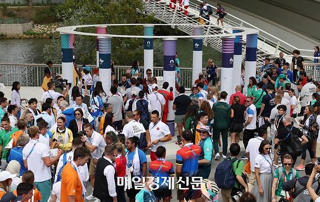 ‘2024파리올림픽’ 개막을 나흘 앞둔 22일 오후(현지시간) 파리 외곽 생드니에 위치한 올림픽 선수촌에서 ‘평화를 위한 선수들의 외침’ 행사가 열린 가운데 참석 선수들이 상징물에 평화 기원 메시지를 적고 있다. 2024.7.22./생드니=이충우기자자