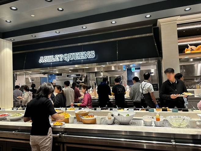 애슐리퀸즈 가산퍼블릭점에서 소비자들이 음식을 고르는 모습.