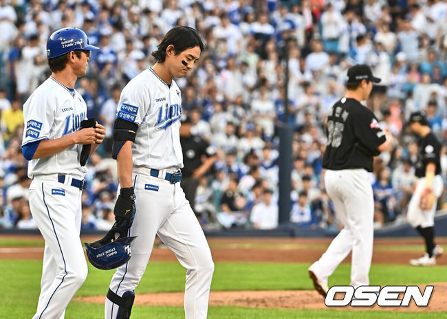 [OSEN=대구, 이석우 기자] 20일 대구삼성라이온즈파크에서 2024 신한 SOL 뱅크 KBO 리그 삼성 라이온즈와 롯데 자이언츠의 경기가 열렸다. 홈팀 삼성은 원태인이 방문팀 롯데는 이인복이 선발 출전했다. 삼성 라이온즈 구자욱이 3회말 1사 롯데 자이언츠 이인복의 투구에 맞고 1루를 나가고 있다. 2024.07.20 / foto0307@osen.co.kr