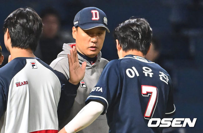 [OSEN=창원, 이석우 기자] 4일 창원NC파크에서 2024 신한 SOL 뱅크 KBO 리그 NC 다이노스와 두산 베어스의 경기가 열렸다. 홈팀 NC는 하트, 원정팀 두산은 최준호를 선발로 내세웠다.두산 베어스 이승엽 감독이 연장10회 까지 가는 승부끝에 4-1로 승리한 후 이유찬과 하이파이브를 하고 있다. 2024.06.04 / foto0307@osen.co.kr