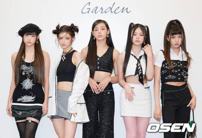 [OSEN= 조은정 기자] 한 명품 뷰티 브랜드의 팝업스토어 오픈 기념 포토월 행사가 2일 오후 서울 성동구에서 열렸다.이날 포토월 행사에는 박서준, 이성경, 뉴진스(NewJeans), 위아이(WEi) 김요한, 오마이걸(OH MY GIRL) 아린, 세븐틴(Seventeen) 민규, 우주소녀(WJSN) 보나, 나인우, 트와이스(TWICE) 채영, 이수혁이 참석했다.그룹 뉴진스가 포즈를 취하고 있다. 2022.08.02 /cej@osen.co.kr