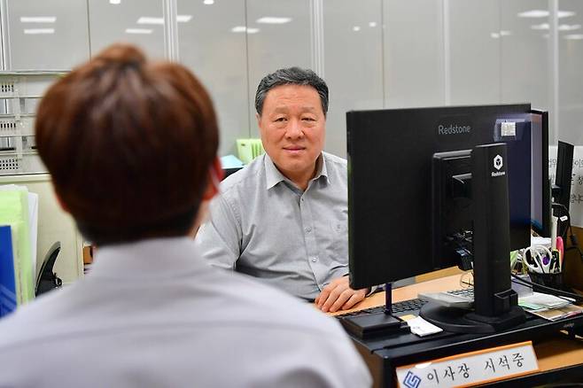 시석중 경기신보 이사장이 운영에 어려움을 겪는 도내 소상공인과 상담하고 있다. 경기신보 제공 