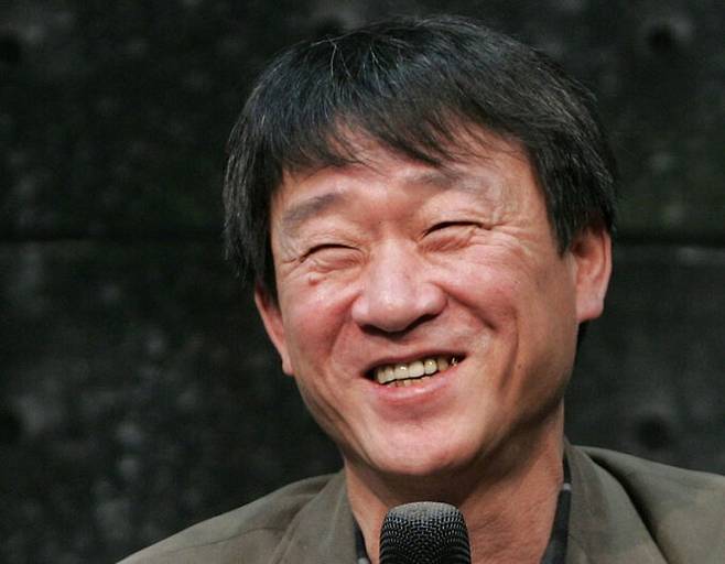 21일 지병 악화로 별세한 김민기는 1970∼80년대 군부독재 시절 대표적 저항가요였던 ‘아침이슬’을 만들고 1991년 대학로 소극장의 상징인 학전을 설립해 숱한 문화예술계 인재를 길러냈다. 연합뉴스