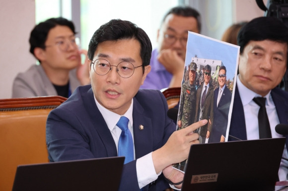 “정말 모르는 사람입니까?” - ‘더불어민주당 정당해산심판 청구’와 ‘정청래 국회 법제사법위원장 해임 요청’ 청원이 22일 국회 심의 요건인 5만명을 넘어서면서 청문회를 요구하는 목소리가 높아지고 있다. 사진은 지난 19일 국회에서 열린 ‘윤석열 대통령 탄핵소추안 발의 요청’ 국민동의 청원 청문회에서 민주당 장경태 의원이 질의하는 모습.  연합뉴스