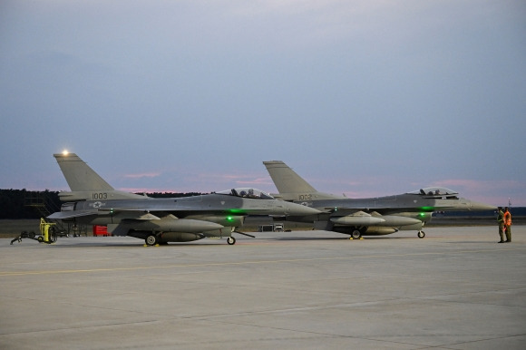슬로바키아 F-16 전투기 인도 - F-16 전투기 2대가 22일(현지시간) 슬로바이카 서부 쿠치나 공군기지에 착륙했다. 이날 슬로바키아는 미국으로부터 이 같은 최신 전투기를 인도받았다. / 사진=로이터 연합뉴스