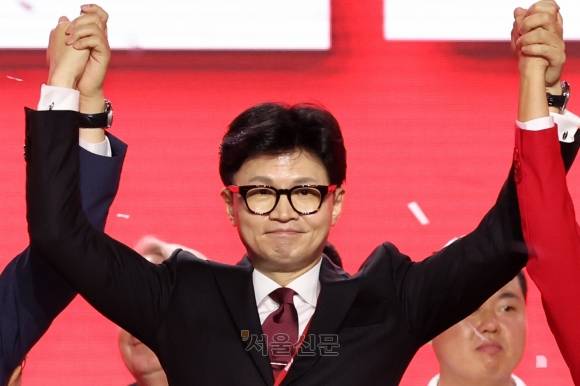 국민의힘 당 대표 선출된 한동훈 - 국민의힘 한동훈 당대표 당선자가 23일 오후 경기도 고양 킨텍스에서 열린 국민의힘 제4차 전당대회에서 개표결과 발표 후 경쟁자였던 윤상현, 나경원, 원희룡 후보와 손을 맞잡고 있다. 2024.7.23 홍윤기 기자