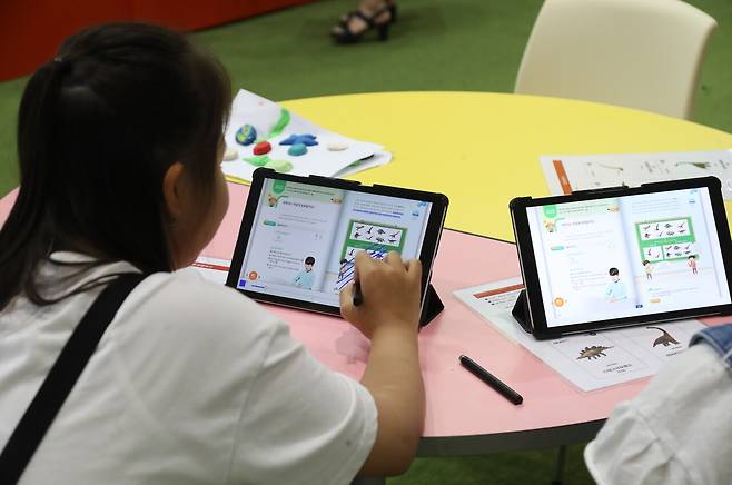 2019년 9월5일 서울 코엑스에서 열린 ‘에듀테크 페어’에서 디지털 교과서를 체험하고 있는 어린이. ⓒ연합뉴스