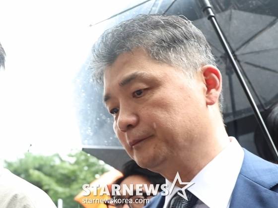 (서울=뉴스1) 구윤성 기자 = SM엔터테인먼트 시세조종 의혹을 받는 김범수 카카오 경영쇄신위원장이 22일 오후 서울 양천구 서울남부지방법원에서 구속 전 피의자심문(영장실질심사)을 받기 위해 출석하고 있다. 김 위원장은 지난해 2월 SM엔터 경영권 인수 당시 경쟁자 하이브의 공개 매수를 방해할 목적으로 하이브의 공개매수가(12만 원)보다 높게 설정·고정해 시세를 조종했다는 혐의를 받는다. 2024.7.22/뉴스1 Copyright (C) 뉴스1. All rights reserved. 무단 전재 및 재배포, AI학습 이 /사진=(서울=뉴스1) 구윤성 기자