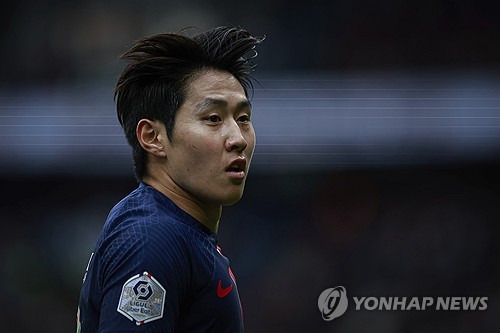 PSG(파리 생제르맹)는 이강을 지키겠다는 생각이다. 나폴리는 이강인을 딜에 포함시키는 조건으로 빅터 오시멘을 내주겠다고 제안했지만, PSG는 이강인을 놓아줄 생각이 없다. 더불어 오시멘을 굳이 영입하지 않아도 현재 팀의 스트라이커 자원인 곤살루 하무스와 랑달 콜로 무아니에게 만족하고 있다는 소식이다. 사진 연합뉴스