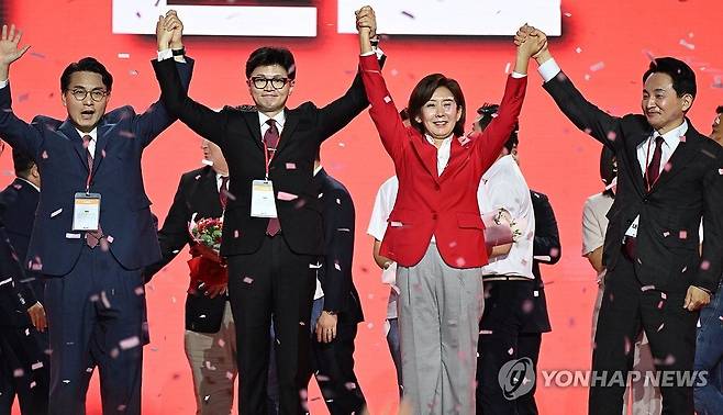 국민의힘 새 대표에 한동훈 (고양=연합뉴스) 한종찬 기자 = 국민의힘 한동훈 당 대표 당선자가 23일 오후 경기도 고양시 킨텍스에서 열린 국민의힘 제4차 전당대회에서 개표결과 발표 후 경쟁자였던 윤상현, 나경원, 원희룡 후보와 손을 들어올리고 있다. 2024.7.23 [공동취재] saba@yna.co.kr