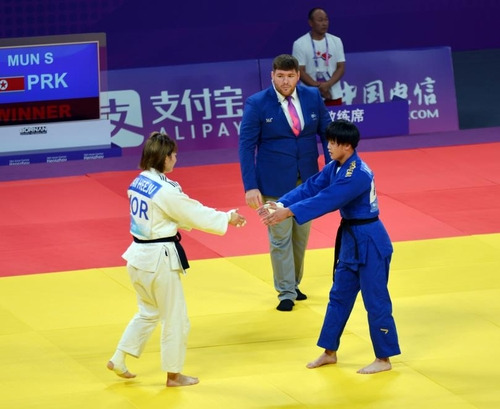 악수하는 한국 한희주와 북한 문성희 (항저우=연합뉴스) 김경윤 기자 = 유도 대표팀 한희주(왼쪽)가 25일 중국 저장성 항저우 샤오산 린푸 체육관에서 열린 2022 항저우 아시안게임 유도 여자 70㎏급 북한 문성희와 16강 경기에서 패한 뒤 악수하고 있다. 2023.9.25. cycle@yna.co.kr