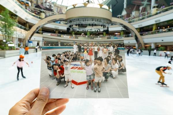 20년전 아이스링크 타임캡슐 행사에 참석한 손님들.&nbsp;ⓒ롯데월드