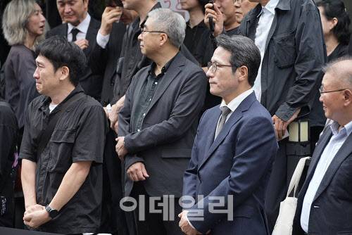 故 김민기 발인식에 참석한 정병국 예술위원장. 오른쪽에서 두번째.(사진=한국문화예술위원회)