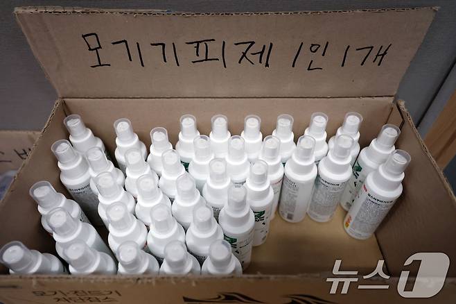 23일 오후(한국시간) 프랑스 파리 생드니 올림픽 선수촌 대한민국 선수단 숙소에 모기기피제 등이 놓여져 있다. 2024.7.24/뉴스1 ⓒ News1 박정호 기자