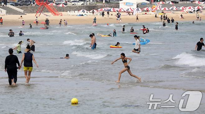 폭염특보가 이어진 23일 오후 부산 해운대구 송정해수욕장에서 피서객들이 물놀이를 즐기며 더위를 식히고 있다. 2024.7.23/뉴스1 ⓒ News1 윤일지 기자