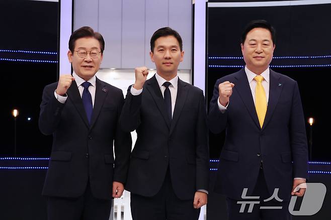 이재명(왼쪽부터), 김지수, 김두관 더불어민주당 대표 후보가 24일 오후 서울 여의도 KBS에서 열린 2차 토론회를 시작하기 앞서 기념포즈를 하고 있다. 2024.7.24/뉴스1 ⓒ News1 국회사진취재단