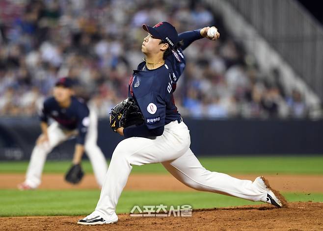 롯데 이민석이 4일 잠실구장에서 열린 2024 KBO리그 두산과 경기에서 6회말 등판해 힘차게 공을 던지고 있다. 잠실 | 박진업 기자 upandup@sportsseoul.com