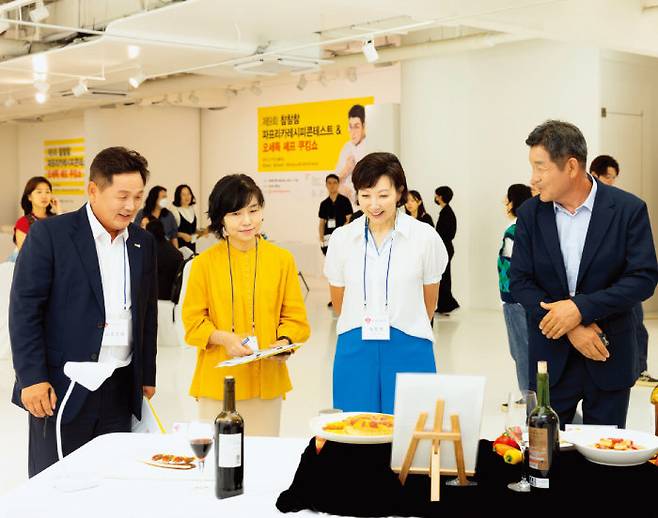 공간 한편에 있는 본선 진출작 전시를 관람하는 관객들 모습.