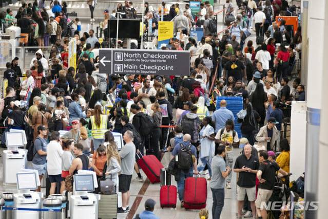 지난 19일 미 조지아주 애틀랜타의 하츠빌트 잭슨 국제공항에서 통신 중단 문제로 항공편이 지연돼 탑승하지 못한 승객들이 터미널을 가득 메우고 있다. 마이크로소프트(MS)의 소프트웨어 업데이트 결함으로 전 세계 공항, 병원, 호텔 등에서 피해가 속출하는 IT대란이 발생했다. (사진=뉴시스)