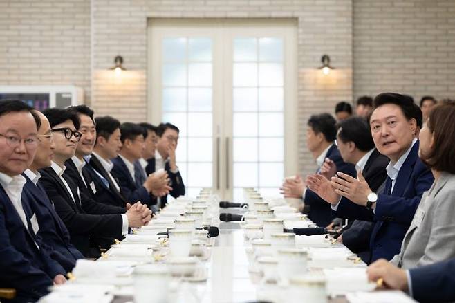 윤석열 대통령이 24일 서울 용산 대통령실 앞 파인그라스에서 국민의힘 한동훈 대표, 추경호 원내대표 등 신임 지도부 및 당 대표 후보 출마자들을 초청해 만찬을 함께 하고 있다. [이미지출처=연합뉴스]