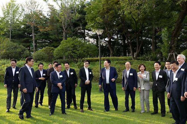 윤석열 대통령이 24일 서울 용산 대통령실 앞 파인그라스에서 열린 국민의힘 신임 지도부 및 당 대표 후보 출마자들과의 만찬에서 한동훈 대표, 추경호 원내대표, 김재원 최고위원, 나경원 의원 등과 웃으며 대화하고 있다. [이미지출처=연합뉴스]