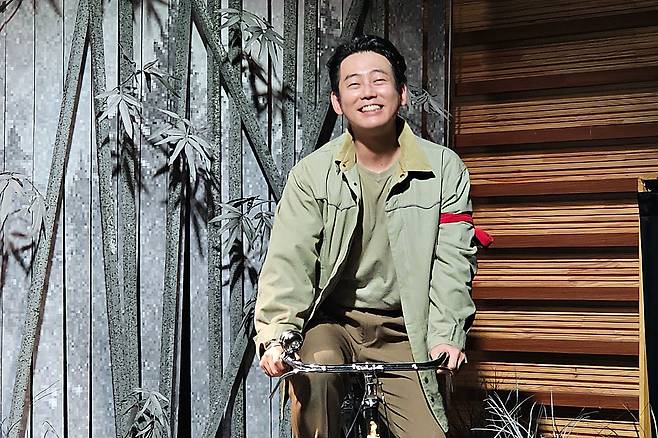 연극 '세상 친구'(오세혁 작, 변영진 연출)에서 일제 강점기 얼떨결에 소작농 시위를 돕다 일본 경찰에 쫓기게 된 뒤 생각지 못했던 삶을 살게 되는 순박한 마을 청년 '천석' 역할의 가수 겸 배우 테이. /이태훈 기자