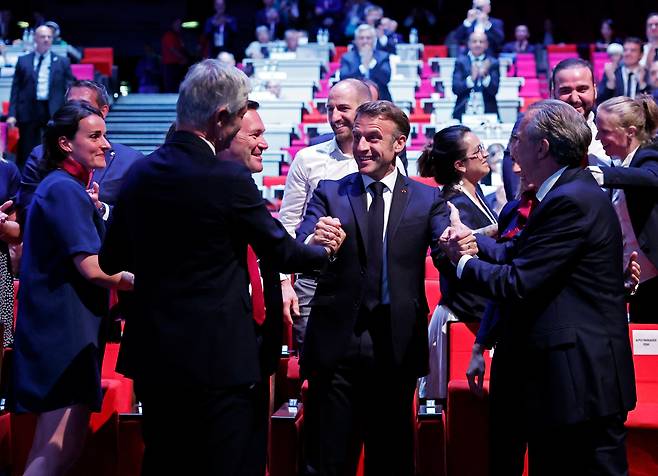 2030 동계올림픽 개최지로 프랑스가 확정되자 기뻐하는 마크롱 프랑스 대통령과 관계자들. /로이터