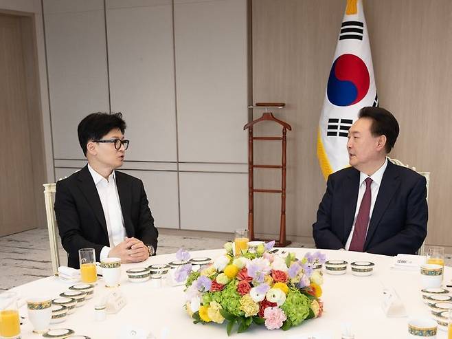 윤석열 대통령이 지난 1월말 용산 대통령실 청사에서 한동훈 당시 국민의힘 비상대책위원장과 오찬 회동을 갖고 있다. ⓒ뉴시스