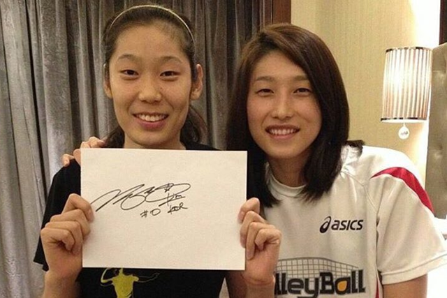 주팅(왼쪽)이 김연경에게 사인을 받고 찍은 사진. 사진 출처 김연경 인스타그램