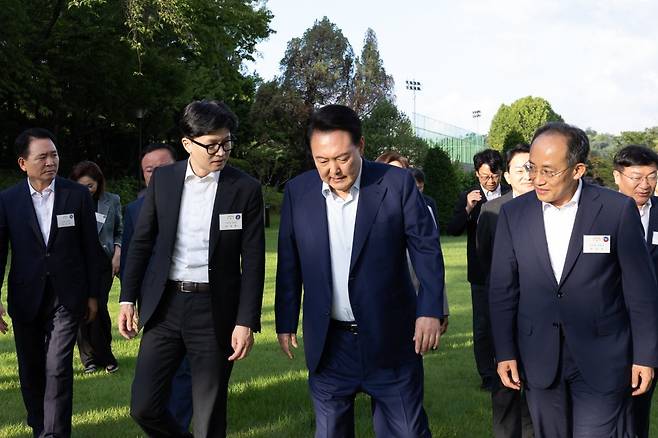 윤석열 대통령이 24일 오후 서울 용산구 대통령실 청사에서 신임 지도부와 만찬에 앞서 한동훈 국민의힘 신임 대표와 대화를 나누고 있다. (대통령실 제공) 2024.7.24. 뉴스1