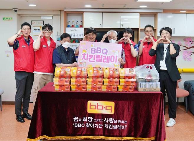 BBQ가 중복을 앞두고 서울 강남구에 위치한 노인복지센터 '학수정 데이케어센터'를 방문해 어르신들에게 BBQ 황금올리브 치킨 100인분을 전달했다. /사진=제너시스BBQ