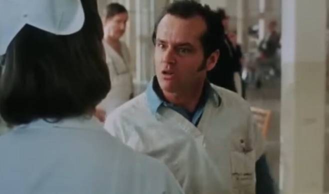 영화 ‘뻐꾸기 둥지 위로 날아간 새’가 설득력을 띠는 이유는, 작품에서 정신병원으로 상징되고 있는 사회적 질서 유지 체계의 폭압에 우리 모두가 공감할 수 있기 때문이다. 영화 공식 예고편 중 한 장면.