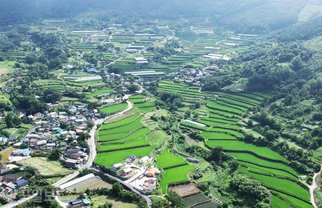 다랑논과 어우러진 중황마을과 상황마을 풍경. 등구재 구간은 지리산둘레길에서도 풍광이 가장 빼어난 곳으로 평가된다.