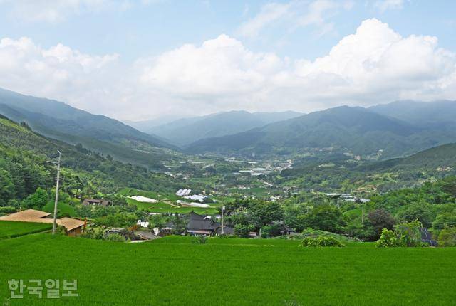 지리산둘레길 등구재 부근에서 내려다본 풍경. 산중 평지에 실상사가 자리 잡고 있다.