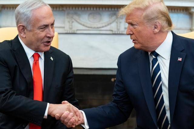 도널드 트럼프(오른쪽) 전 미국 대통령이 2020년 1월 워싱턴 백악관 집무실에서 베냐민 네타냐후 이스라엘 총리와 만나 악수하고 있다. 그는 미국을 방문 중인 네타냐후 총리와 26일 만난다고 23일 밝혔다. 워싱턴=AP 뉴시스