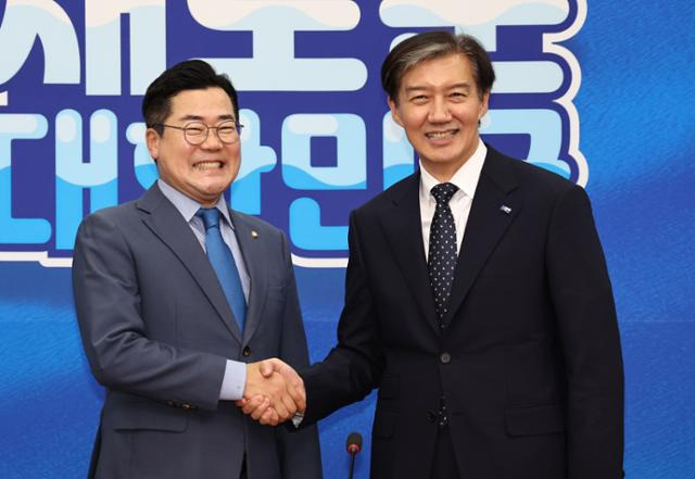 박찬대(왼쪽) 더불어민주당 대표 직무대행 겸 원내대표가 24일 서울 여의도 국회에서 조국 조국혁신당 대표를 접견하고 있다. 뉴스1