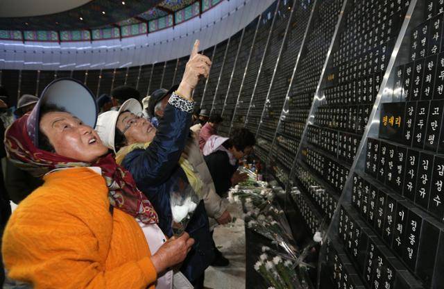 2013년 제65주년 제주 4·3사건 희생자 위령제에서 희생자 유족들이 위패봉안소에 모셔진 위패를 살피고 있다. 연합뉴스