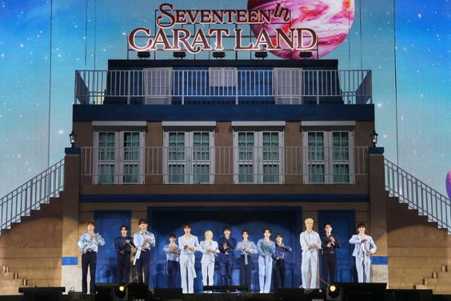 세븐틴은 24일 서울 구로구 고척스카이돔에서 '2024 세븐틴 8번째 팬미팅 '세븐틴 인 캐럿 랜드'(2024 SVT 8TH FAN MEETING 'SEVENTEEN in CARAT', 이하 '세븐틴 인 캐럿 랜드') 2회차 공연을 개최했다. 플레디스엔터테인먼트 제공