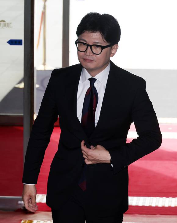 한동훈 국민의힘 대표가 24일 오전 서울 여의도 국회 당 대표실로 첫 출근하고 있다. [사진=뉴시스]