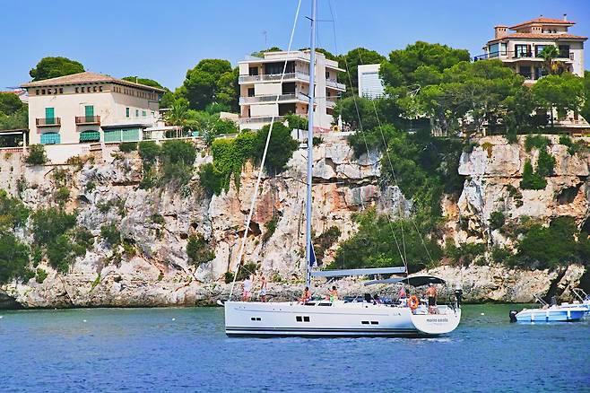 영화에서나 볼 법한 고급 요트가 즐비한 포르토 크리스토. 사진 김은덕, 백종민