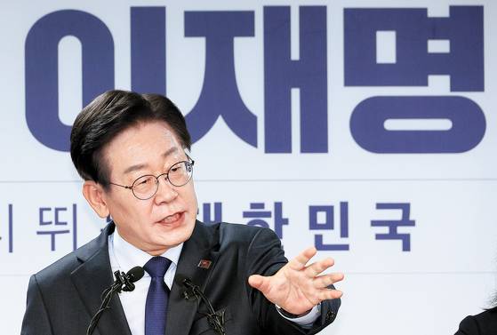 더불어민주당 이재명 전 대표가 10일 오전 서울 여의도 중앙당사에서 당대표 출마 선언 기자회견을 하고 있다. 연합뉴스