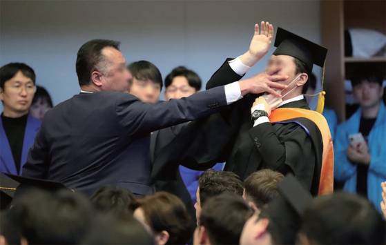 2월 16일 대전 유성구 한국과학기술원 (KAIST)에서 열린 2024년 학위수여식에서 한 졸업생이 윤석열 대통령에게 항의하자 경호원들이 제지하고 있다.